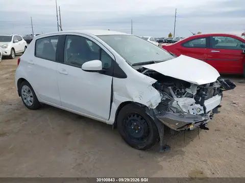 VNKKTUD33FA043091 — 2015 Toyota Yaris, Передняя часть (Front), фото до ремонта