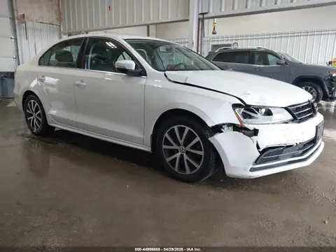 3VWDB7AJ9HM275903 — 2017 Volkswagen Jetta 1.4T SE, Передняя часть (Front End), фото до ремонта