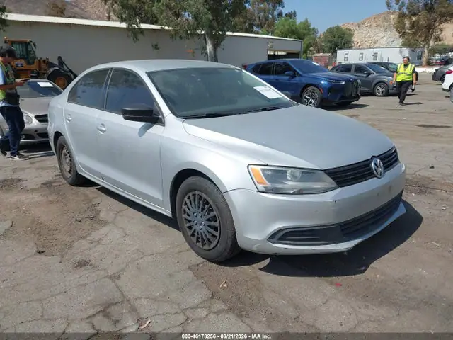 3VW2K7AJ3EM248120 — 2014 Volkswagen Jetta 2.0L S, Естественный износ (Normal Wear & Tear), фото до ремонта