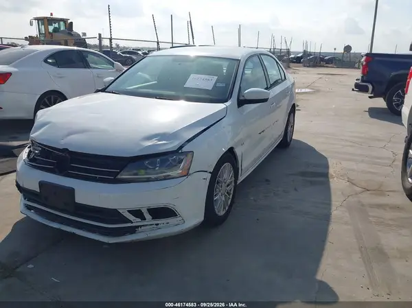 3VW2B7AJ3JM215984 — 2018 Volkswagen Jetta, фото 2 с аукциона IAAI 13.10.2026, Естественный износ