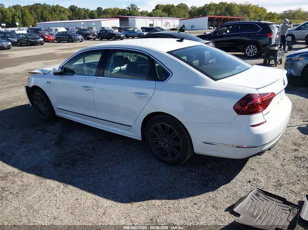 1VWDT7A3XHC084703 — 2017 Volkswagen Passat, фото 3 с аукциона IAAI, Передняя часть
