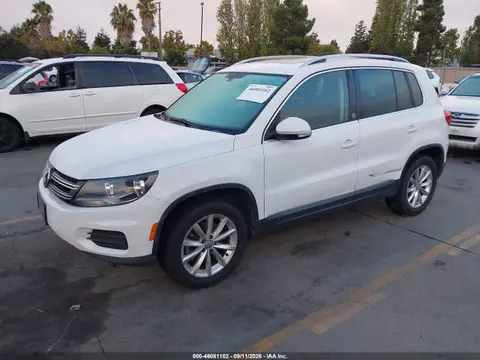 2017 Volkswagen Tiguan Wolfsburg VIN WVGRV7AX9HW503656 фото 2