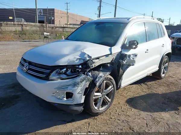 WVGUV7AX8HK026266 — 2017 Volkswagen Tiguan, фото 2 с аукциона IAAI, Передняя часть слева