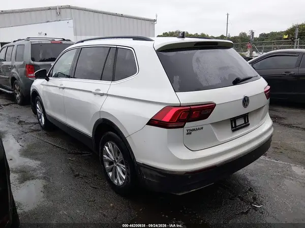 3VV3B7AX2JM109328 — 2018 Volkswagen Tiguan, фото 3 с аукциона IAAI, Передняя часть справа