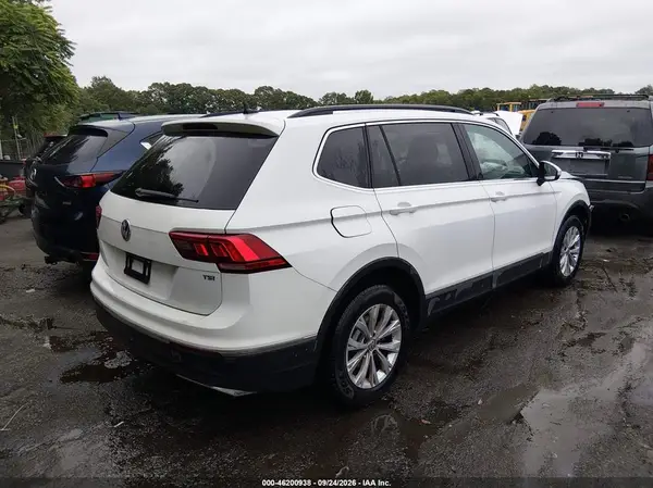 3VV3B7AX2JM109328 — 2018 Volkswagen Tiguan, фото 4 с аукциона IAAI, Передняя часть справа