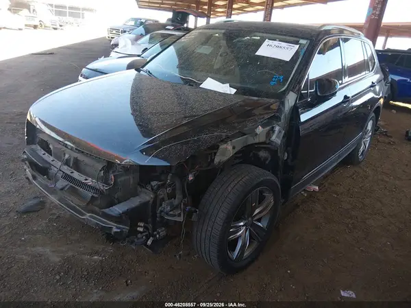 3VV5B7AX1JM032895 — 2018 Volkswagen Tiguan, фото 2 с аукциона IAAI, Передняя часть слева