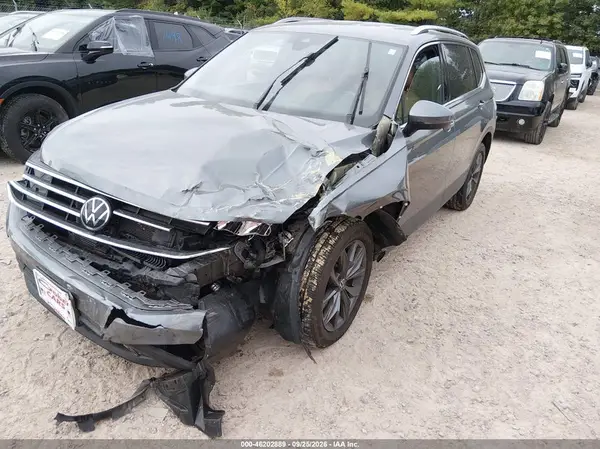 3VV2B7AX0NM107417 — 2022 Volkswagen Tiguan, фото 2 с аукциона IAAI, Передняя часть слева