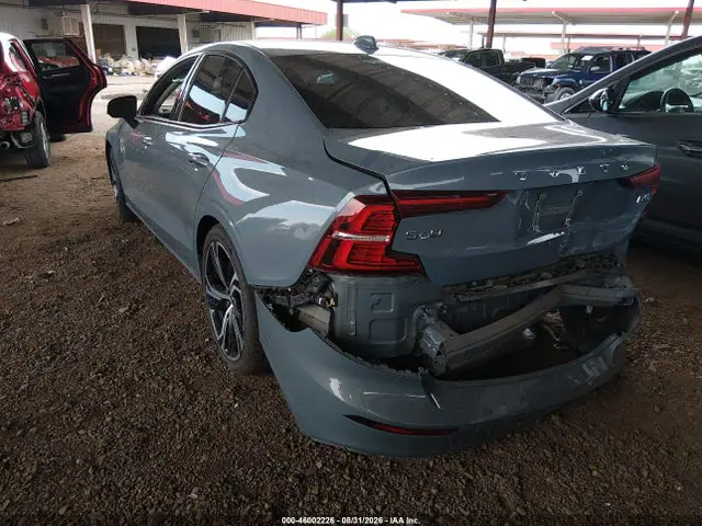 7JRL12FL8RG281185 — 2024 Volvo S60 B5 Plus Dark Theme, фото 3 с аукциона IAAI 29.09.2026, Задняя часть