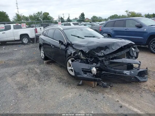 YV140MEK6G1316102 — 2016 Volvo V60, Передняя часть (Front End), фото до ремонта