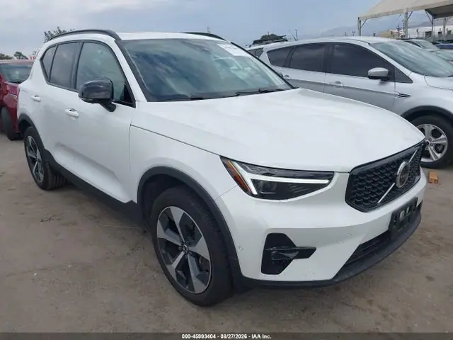 YV4L12UC7S2608080 — 2025 Volvo XC40 B5 Plus Dark Theme, Задняя часть (Rear), фото до ремонта