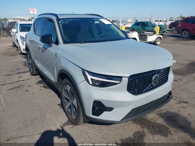 YV4L12UC7T2776643 — 2026 Volvo XC40 PLUS, Передняя часть (Front End), фото до ремонта