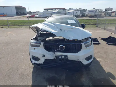 YV4162UM6L2177699 — 2020 Volvo XC40, Передняя часть, фото до ремонта