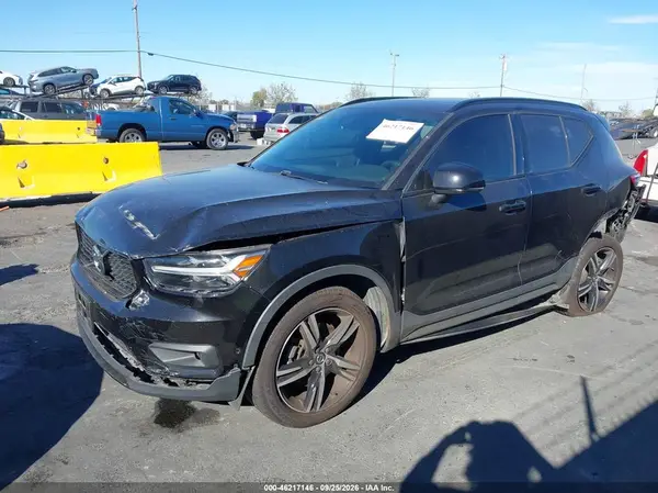 YV4162UM4M2477078 — 2021 Volvo XC40, фото 2 с аукциона IAAI, Передняя часть
