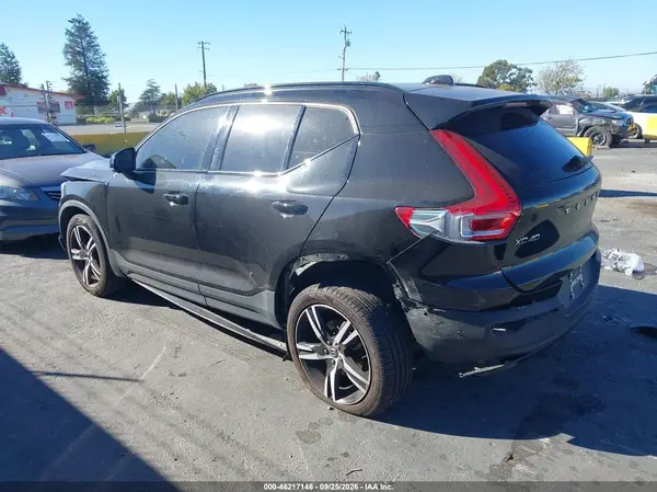 YV4162UM4M2477078 — 2021 Volvo XC40, фото 3 с аукциона IAAI, Передняя часть