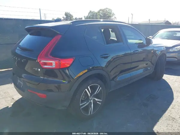 YV4162UM4M2477078 — 2021 Volvo XC40, фото 4 с аукциона IAAI, Передняя часть