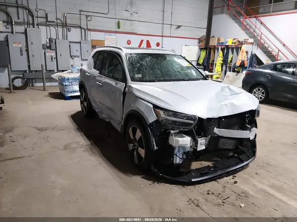 YV4162UK6M2455260 — 2021 Volvo XC40, Передняя часть (Front End), фото до ремонта