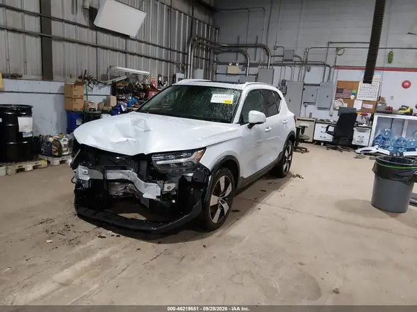 YV4162UK6M2455260 — 2021 Volvo XC40, фото 2 с аукциона IAAI, Передняя часть