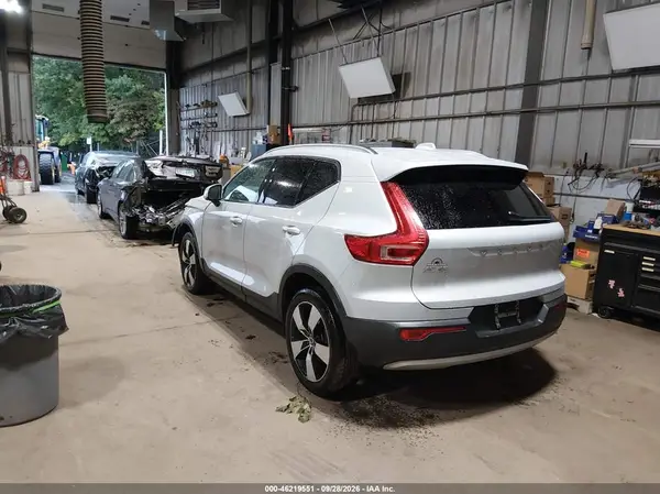 YV4162UK6M2455260 — 2021 Volvo XC40, фото 3 с аукциона IAAI, Передняя часть