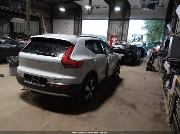 YV4162UK6M2455260 — 2021 Volvo XC40, фото 4 с аукциона IAAI, Передняя часть