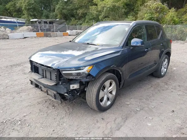 YV4162UK4N2666989 — 2022 Volvo XC40, фото 2 с аукциона IAAI, Передняя часть справа