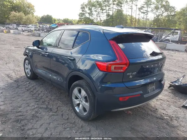 YV4162UK4N2666989 — 2022 Volvo XC40, фото 3 с аукциона IAAI, Передняя часть справа