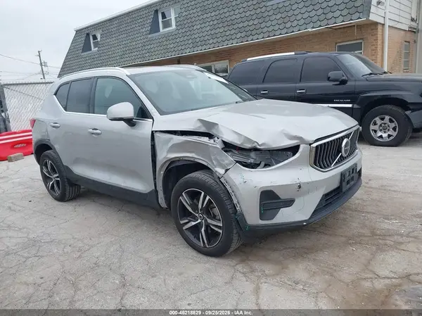 YV4L12UK7R2343601 — 2024 Volvo XC40, Передняя часть справа (Right Front), фото до ремонта