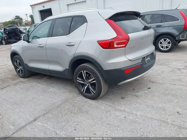 YV4L12UK7R2343601 — 2024 Volvo XC40, фото 3 с аукциона IAAI, Передняя часть справа