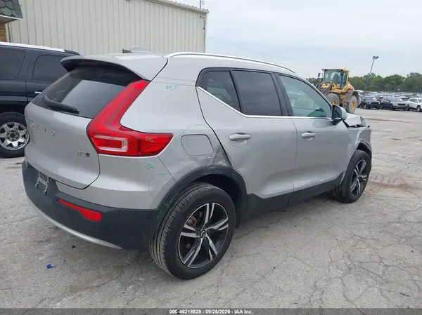 YV4L12UK7R2343601 — 2024 Volvo XC40, фото 4 с аукциона IAAI, Передняя часть справа