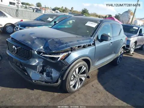 2026 Volvo Xc40 Ultra, B5 Awd Gas (Mild Hybrid), Dark VIN YV4L12UM7T2816678 фото 2