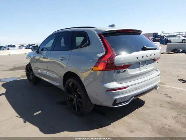 YV4M12RD0T1324500 — 2026 Volvo XC60 B5 Ultra Black Edition, фото 3 с аукциона IAAI 13.10.2026, Передняя часть