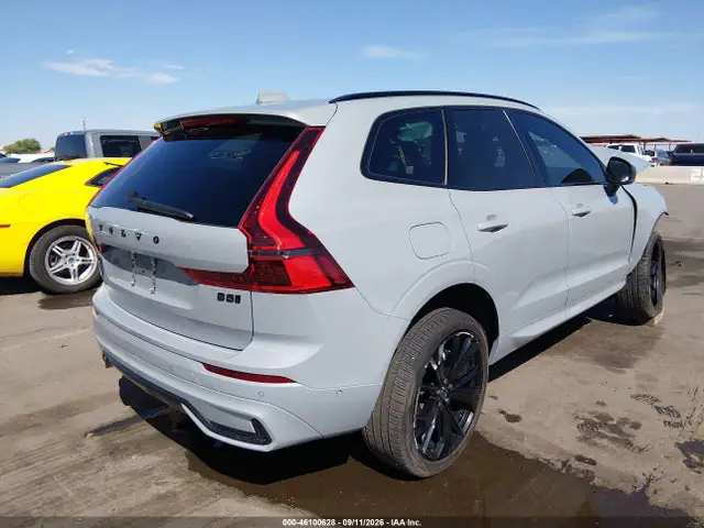 YV4M12RD0T1324500 — 2026 Volvo XC60 B5 Ultra Black Edition, фото 4 с аукциона IAAI 13.10.2026, Передняя часть