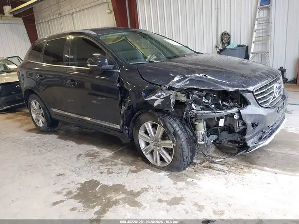 YV440MDU9H2010237 — 2017 Volvo XC60, Передняя часть справа (Right Front), фото до ремонта