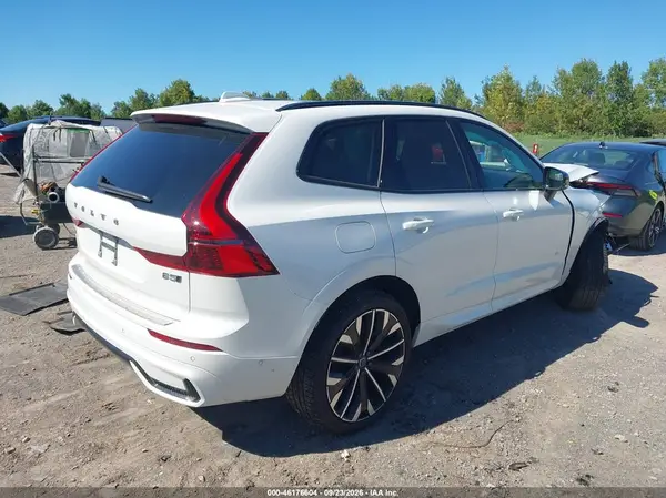 YV4M12RM4T1359654 — 2026 Volvo XC60, фото 4 с аукциона IAAI, Передняя часть