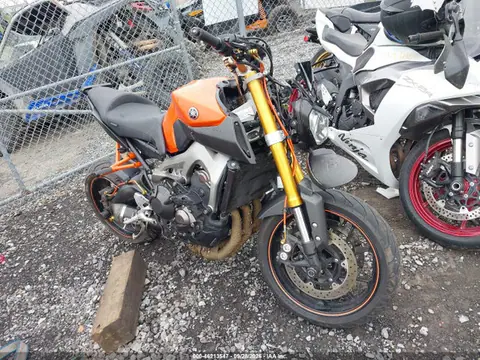 JYARN33E6EA001734 — 2014 Yamaha FZ09, Передняя часть (Front End), фото до ремонта