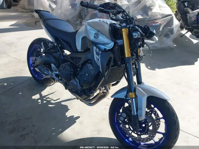 JYARN33E4FA007209 — 2015 Yamaha FZ09, Передняя часть (Front End), фото до ремонта