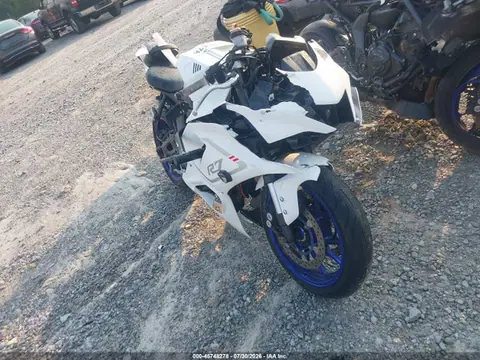 JYARM38E6NA002023 — 2022 Yamaha YZFR7, Передняя часть (Front End), фото до ремонта