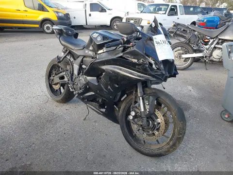 JYARM38Y1PA001939 — 2023 Yamaha YZFR7, Передняя часть (Front End), фото до ремонта