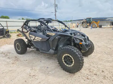3JBVGAW21HK000631 — 2017 Can-Am Maverick X3, Разукомплектован (Stripped), фото до ремонта