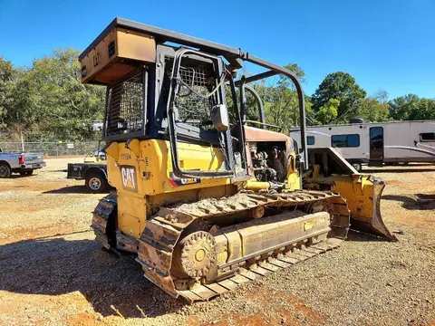 CAT00D5KEYYY00614 — 2008 Caterpillar D5K, фото 4 с аукциона Аукцион 07.10.2026, Пожар двигателя