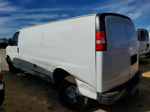 1GCZGHF78R1201125 — 2024 Chevrolet Express G3500, фото 2 с аукциона Аукцион 07.10.2026, Повреждения снизу