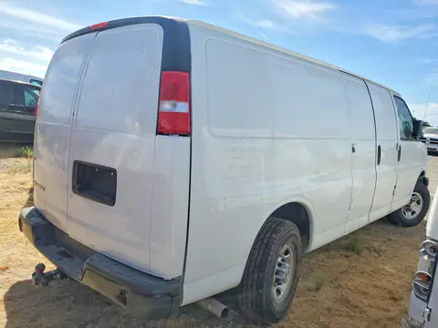 1GCZGHF78R1201125 — 2024 Chevrolet Express G3500, фото 3 с аукциона Аукцион 07.10.2026, Повреждения снизу
