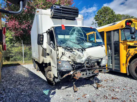 JHHRDM2H8FK001980 — 2015 Hino 195, фото 4 с аукциона Аукцион 15.10.2026, Передняя часть