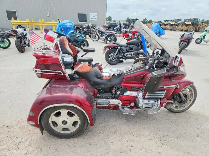 1HFSC2240YA200156 Honda GL1500 2000 — повреждение Пожар двигателя, фото до ремонта