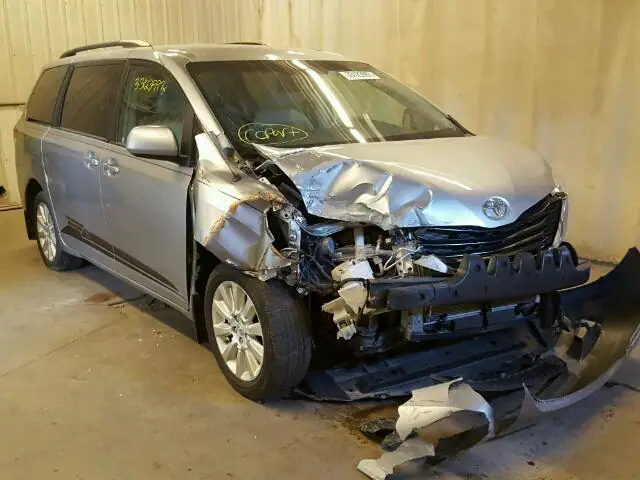 5TDJK3DC5CS032609 — 2012 Toyota Sienna, Передняя часть (Front End), фото до ремонта