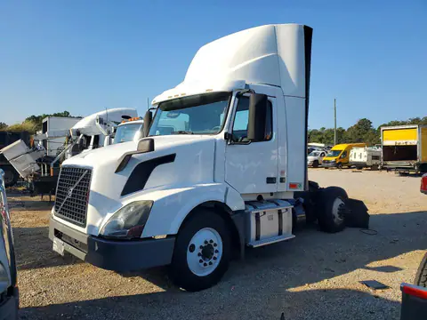 4V4N39TG2HN988038 — 2017 Volvo VN, Мелкие вмятины и царапины (Minor Dent/Scratches), фото до ремонта