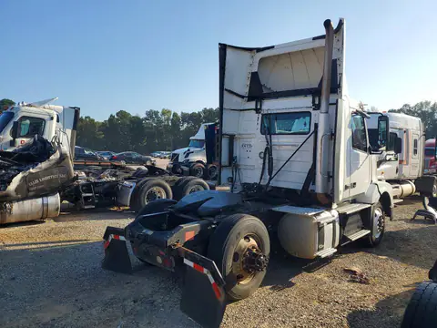 4V4N39TG2HN988038 — 2017 Volvo VN, фото 3 с аукциона Аукцион 06.10.2026, Мелкие вмятины и царапины