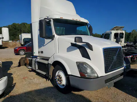 4V4N39TG2HN988038 — 2017 Volvo VN, фото 4 с аукциона Аукцион 06.10.2026, Мелкие вмятины и царапины