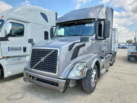 4V4NC9EH9FN922251 — 2015 Volvo VNL 670, Естественный износ (Normal Wear), фото до ремонта