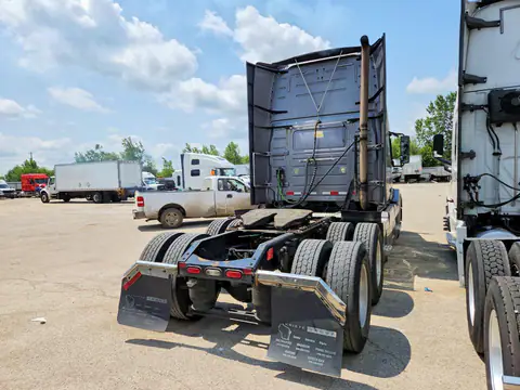 4V4NC9EH9FN922251 — 2015 Volvo VNL 670, фото 3 с аукциона Аукцион 06.10.2026, Естественный износ